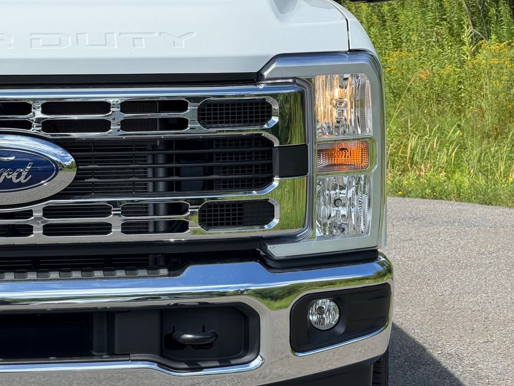 New 2026 White Ford XLT image 2