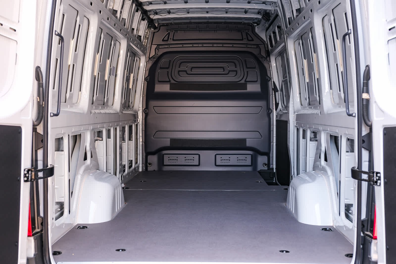 New 2025 Arctic+White Mercedes-Benz Cargo Van 170WB High Roof 113kw Battery RWD SO Mot image 30
