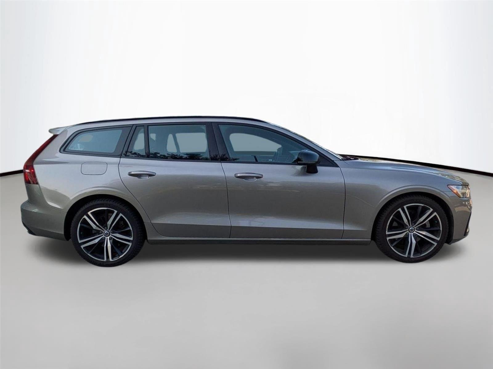 Used 2020 Pebble Grey Metallic Volvo R-Design image 4