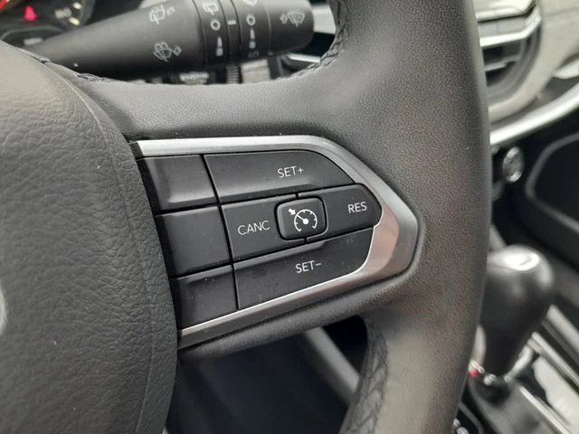 Used 2024  Jeep Latitude image 15