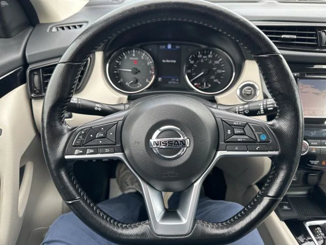 Used 2022 White Nissan SL image 18