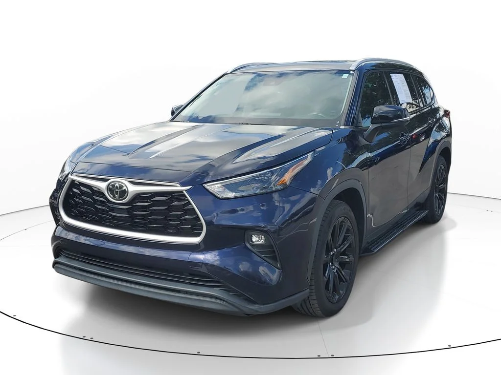 Used 2022  Toyota XLE image 3