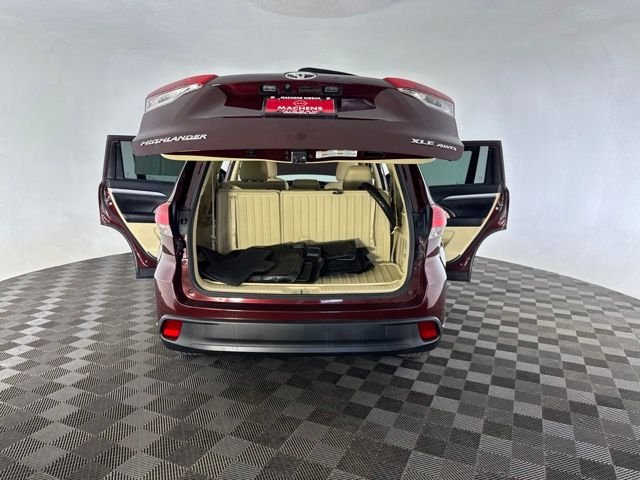 Used 2018 Red Toyota XLE image 18