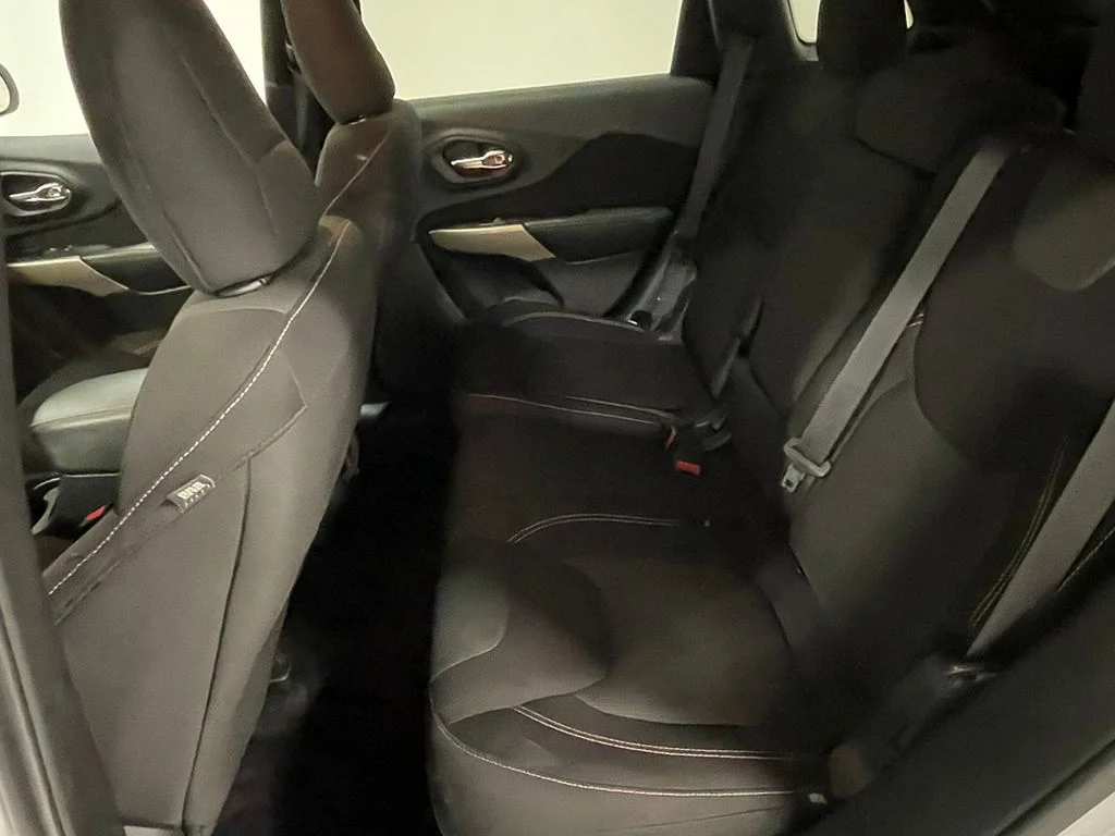 Used 2017 White Jeep Latitude image 17