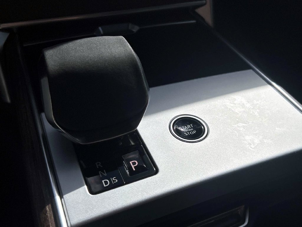 Used 2025 Silver Land Rover SE image 25