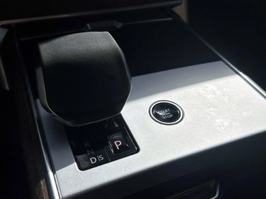 Used 2025  Land Rover SE image 25