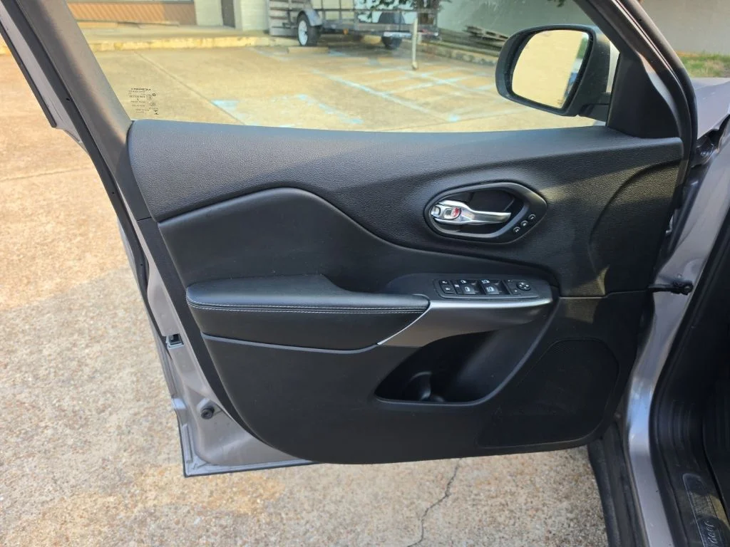 Used 2021 Silver Jeep Limited image 20