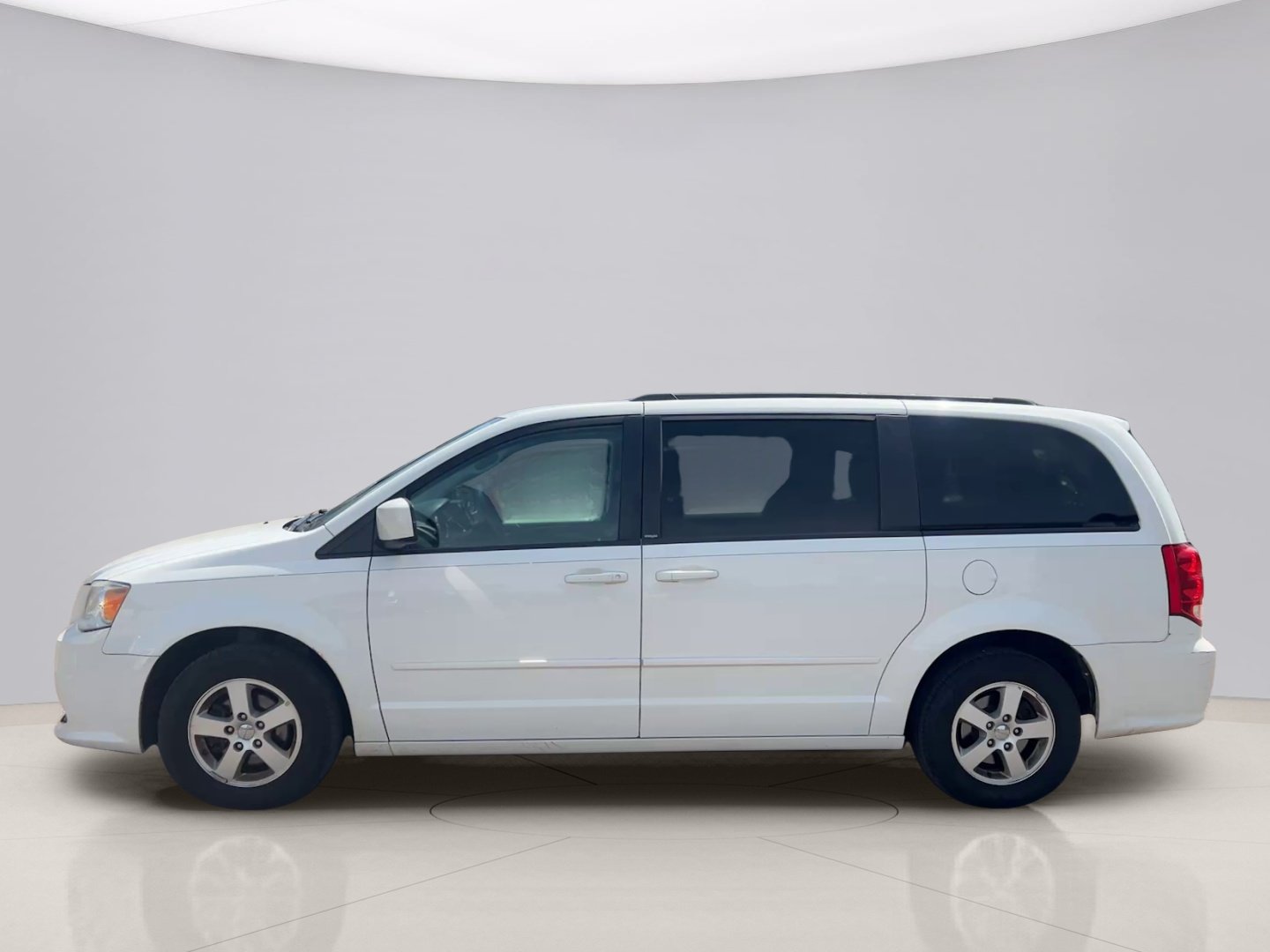 Used 2013 Gray Dodge SXT image 2