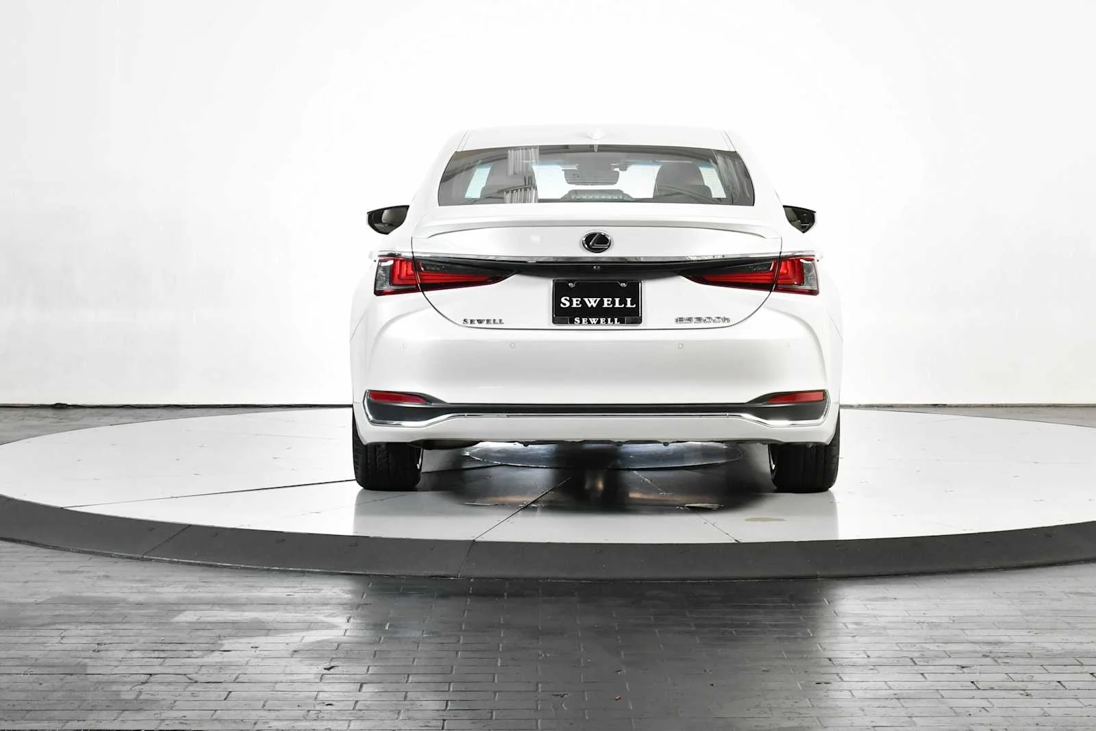 Used 2025 Eminent White Pearl Lexus Luxury image 4