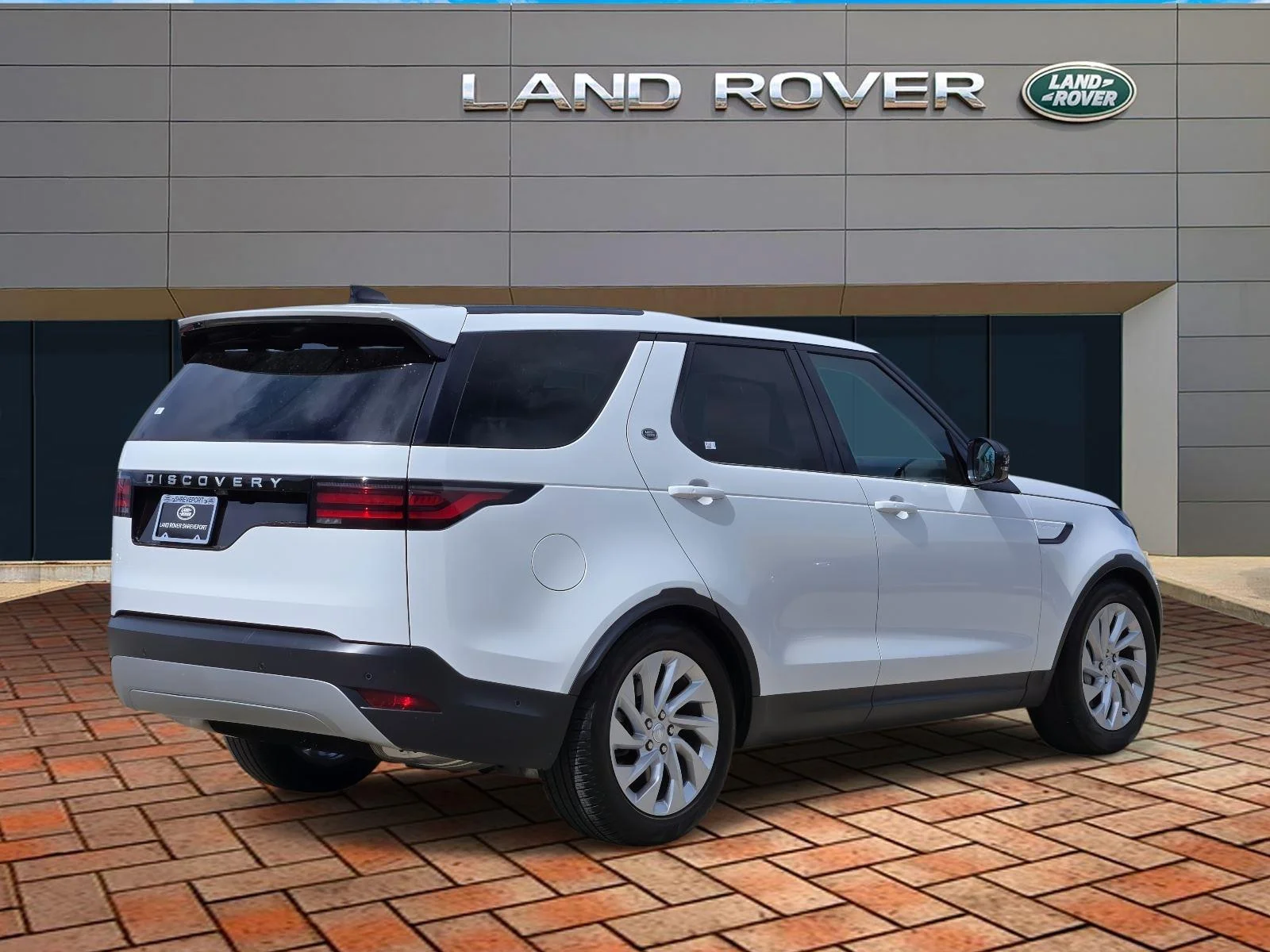 Certified Used 2025 Fuji White Land Rover S image 4