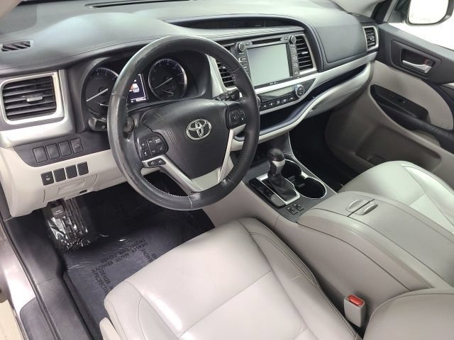 Used 2015 Predawn Gray Mica Toyota XLE image 22