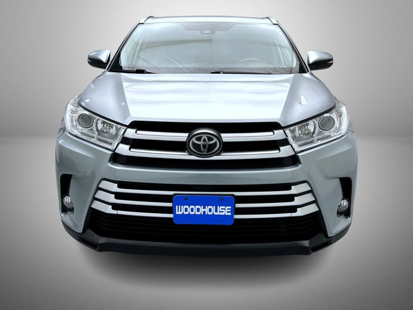 Used 2019 Silver Toyota XLE image 2