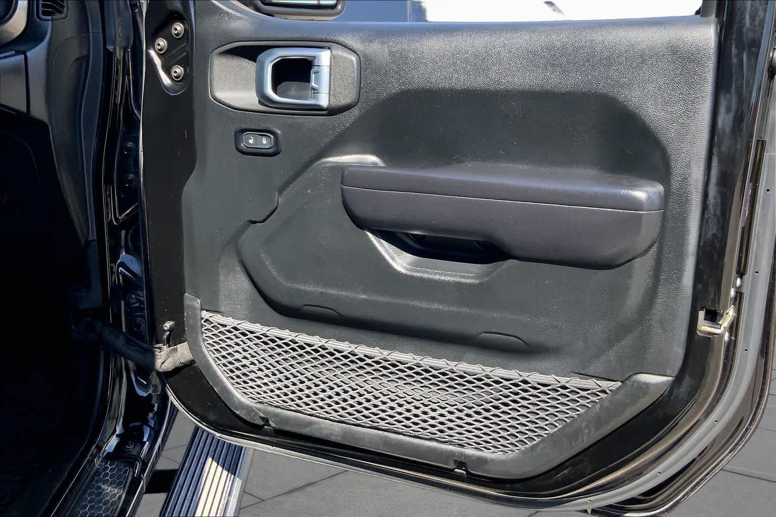 Used 2018 Black Clearcoat Jeep Sport S image 19