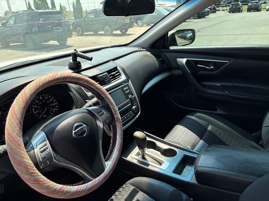 Used 2016 White Nissan 2.5 SV image 4