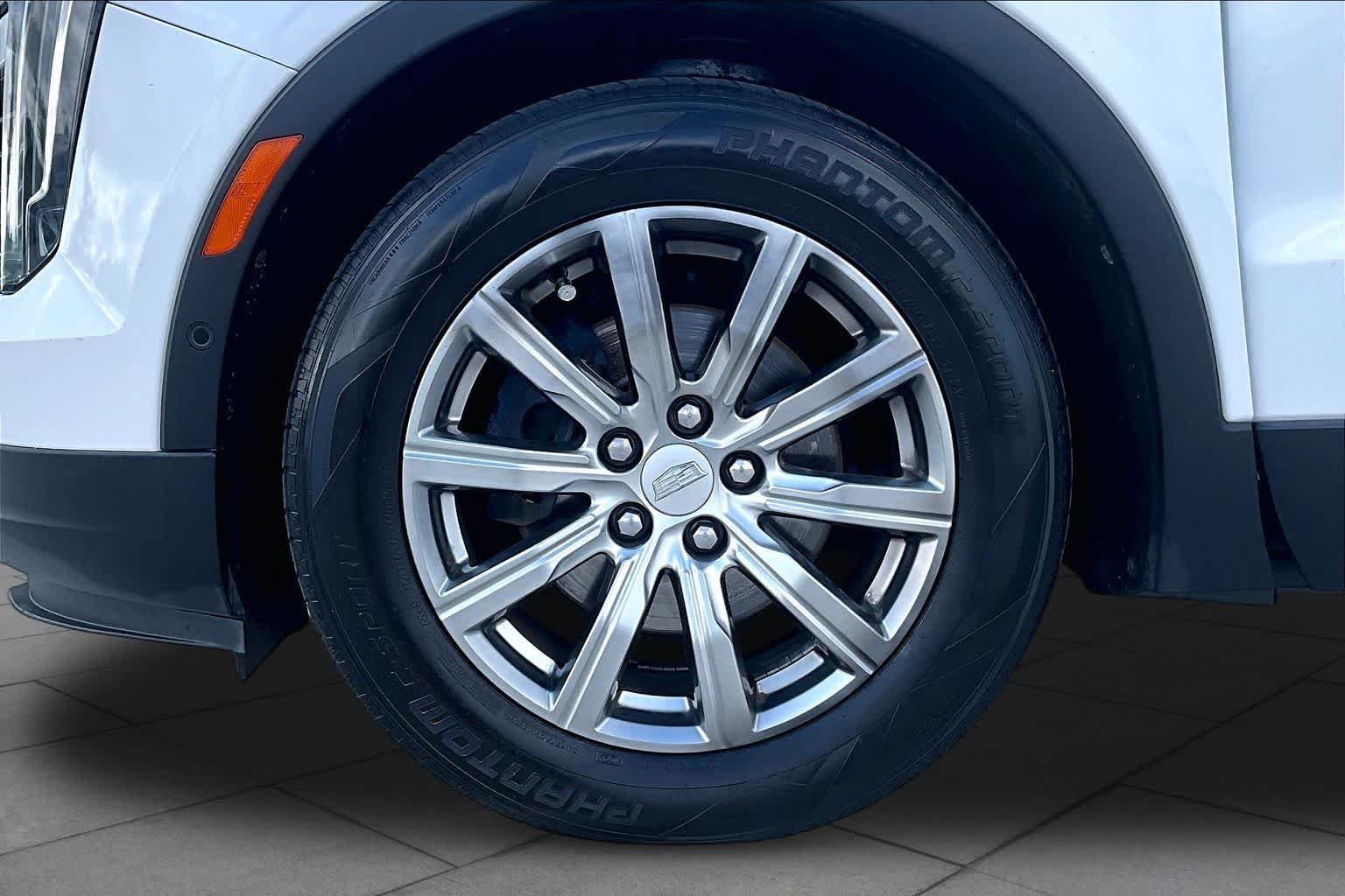 Used 2019 Crystal White Tricoat Cadillac FWD Premium Luxury image 10