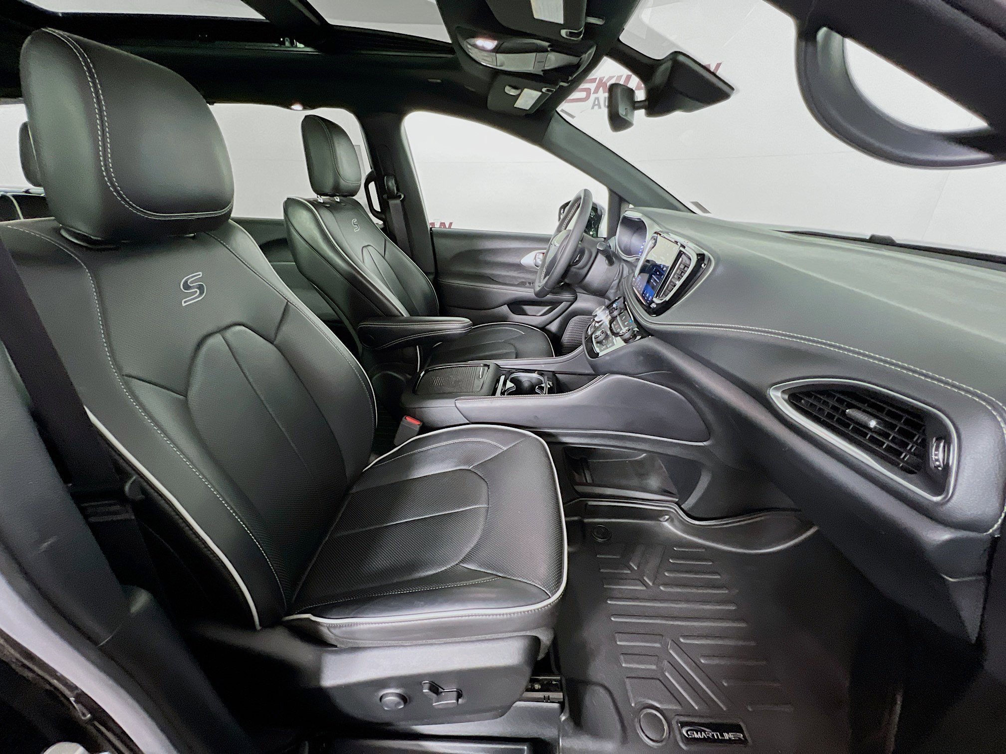 Used 2024 Brilliant Black Crystal Pearlcoat Chrysler LIMITED image 43