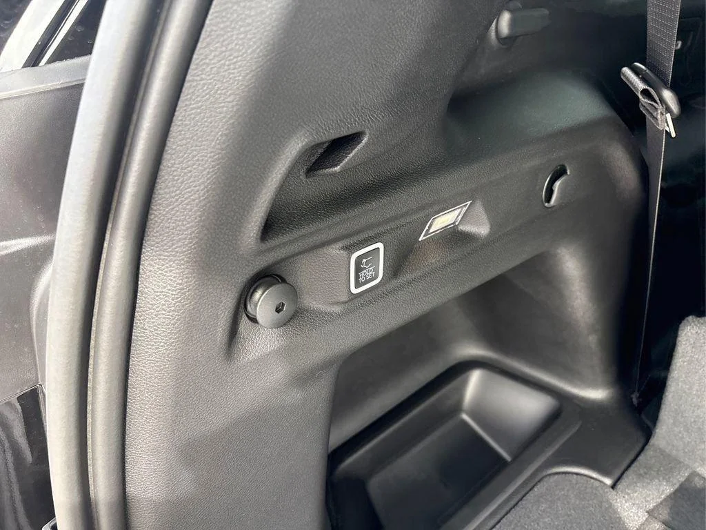 New 2026 Diamond Black Crystal Pearlcoat Jeep Laredo X image 22