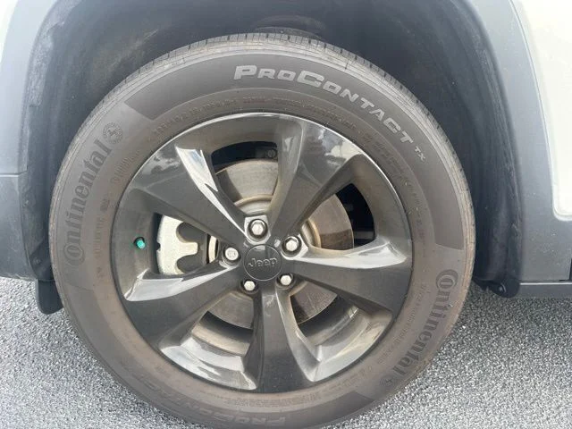 Used 2023 White Jeep Altitude image 12