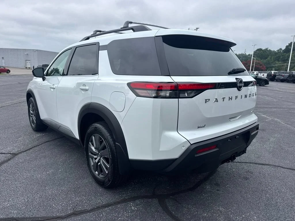 Used 2025 Everest White Nissan SV image 5