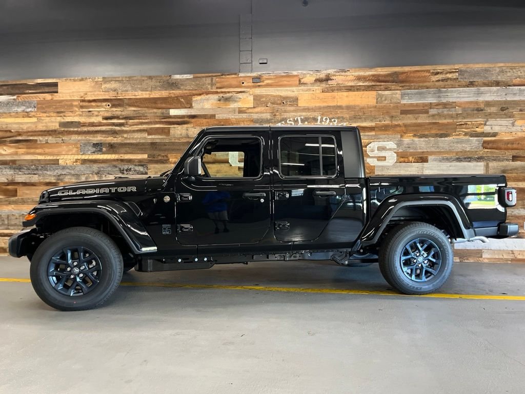 New 2026 Black Clear-Coat Exterior Paint Jeep 85th Anniversary Edition image 14
