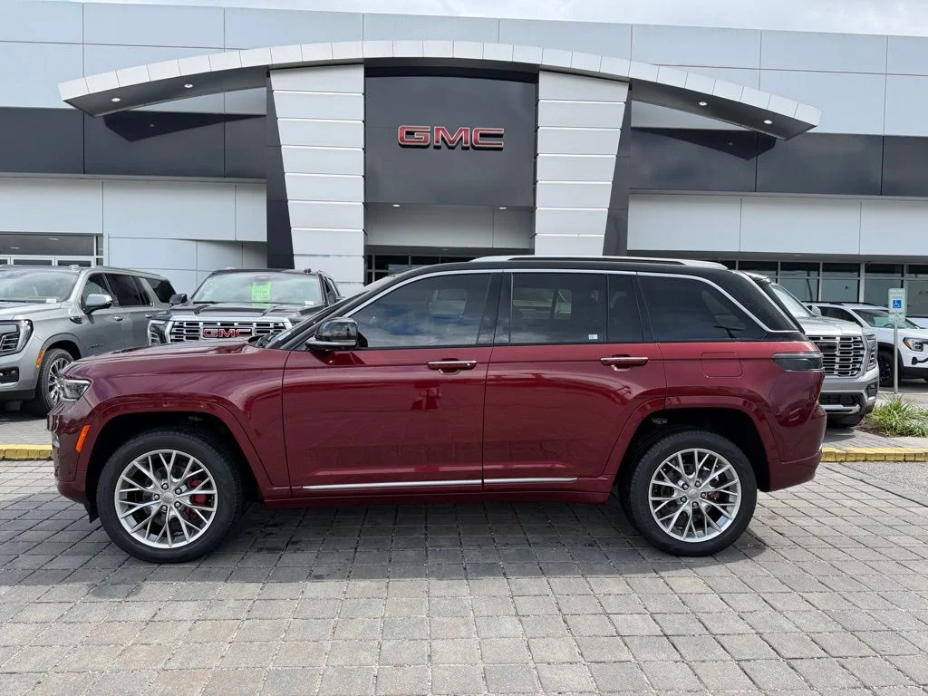 Used 2022 Velvet Jeep Summit image 1