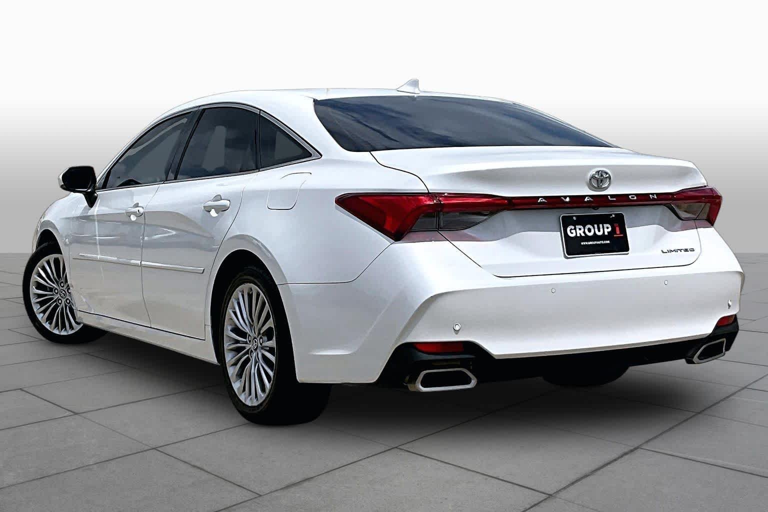 Used 2019 Wind Chill Pearl Toyota Limited image 12