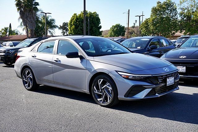 Used 2025 Gray Hyundai SEL Sport image 5