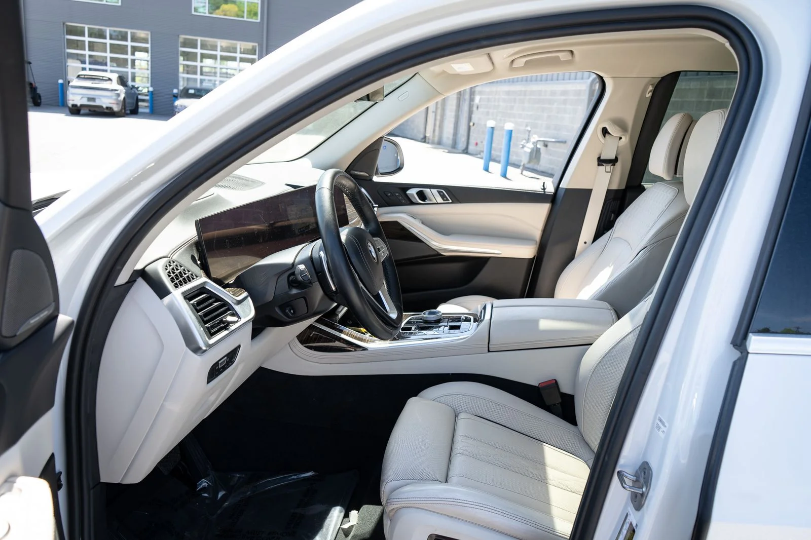 Used 2023 White BMW xDrive40i image 23