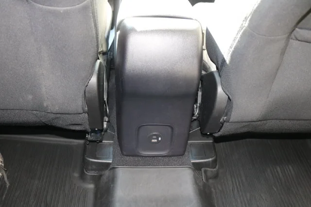 Used 2022 White Metallic Ford SE image 18