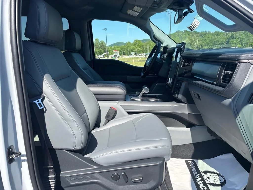 2025 Ford F-150 Lightning Flash - Photo 13