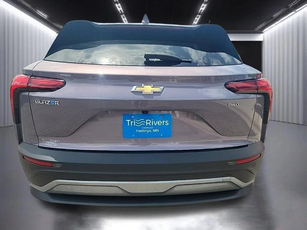 Used 2025 Gray Chevrolet LT image 3
