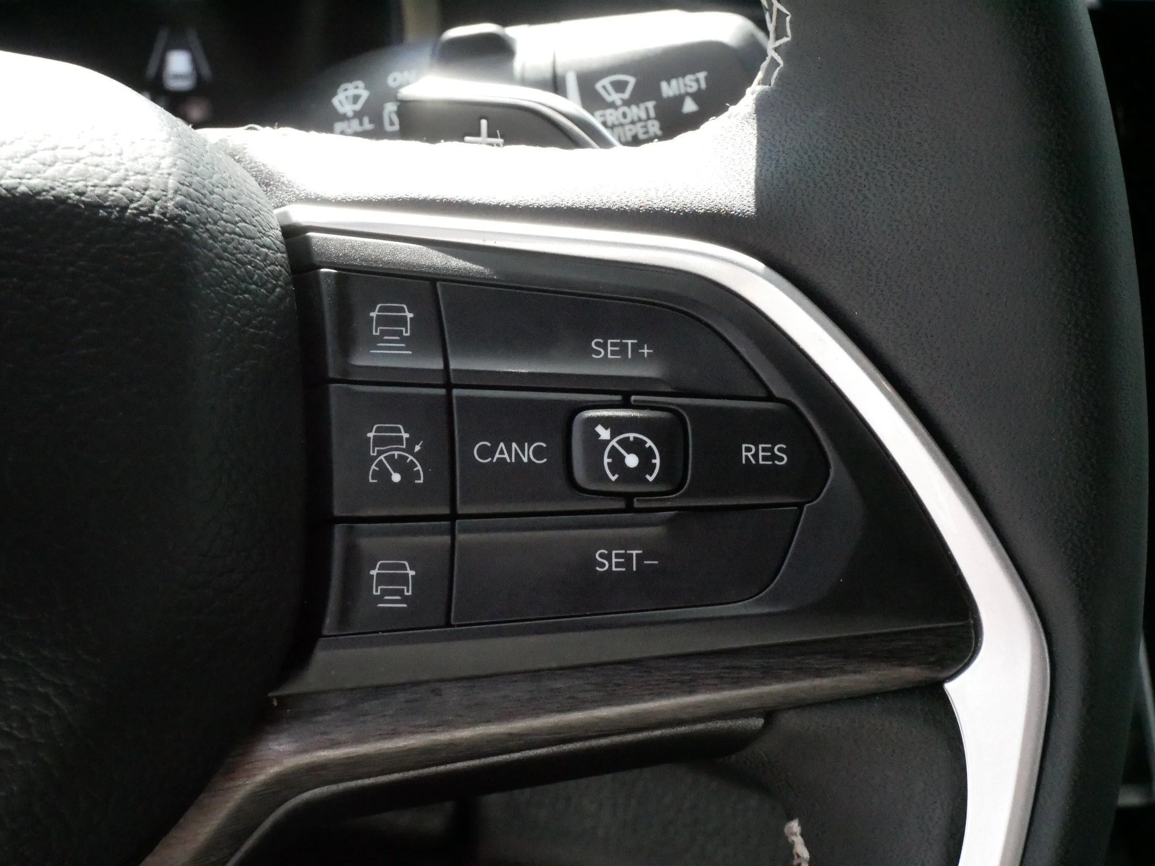 Used 2025 Diamond Black Crystal Pearlcoat Jeep Limited image 25