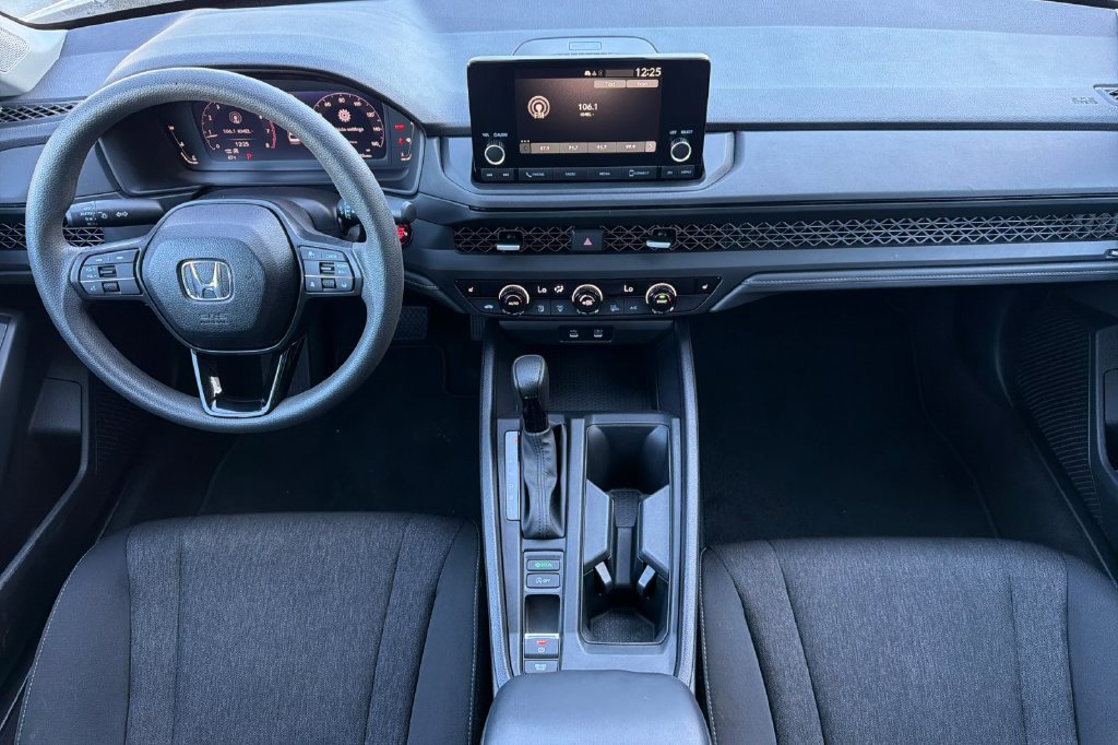 Used 2025 Platinum White Pearl Honda SE image 17