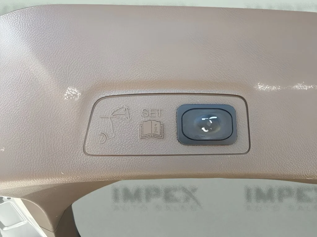 Used 2018 Silver Lincoln Reserve image 25