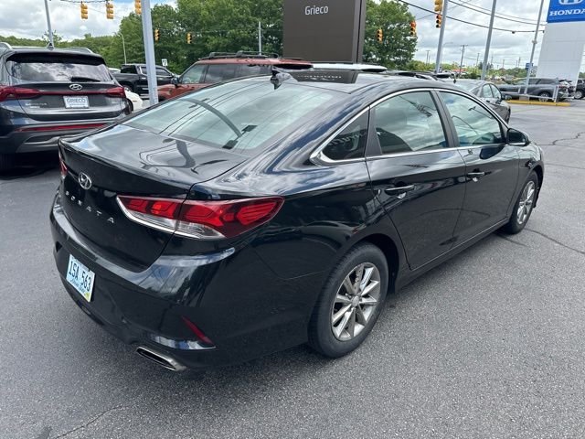 Used 2019 Black Hyundai SE image 4