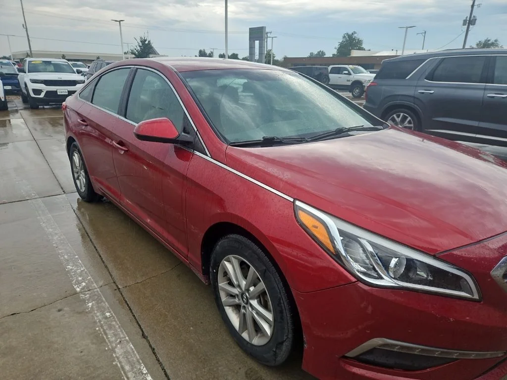 Used 2015 Red Hyundai SE image 4