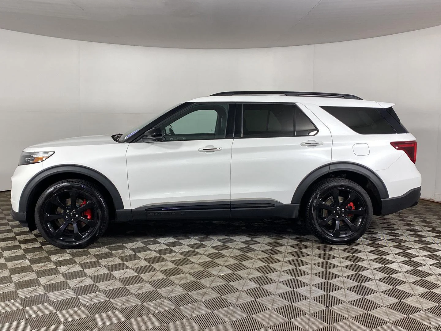 Used 2023 Star White Metallic Tri-Coat Ford ST image 8