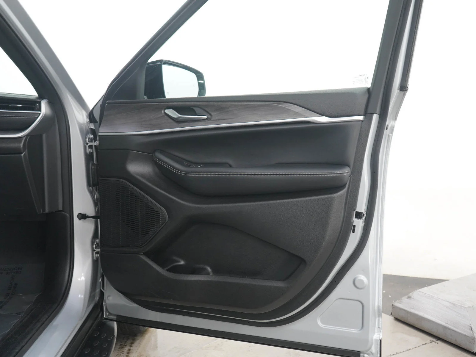 Used 2024 Silver Zynith Jeep Limited image 11