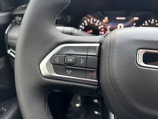 New 2026 Diamond Black Crystal Pearlcoat Jeep Latitude image 32
