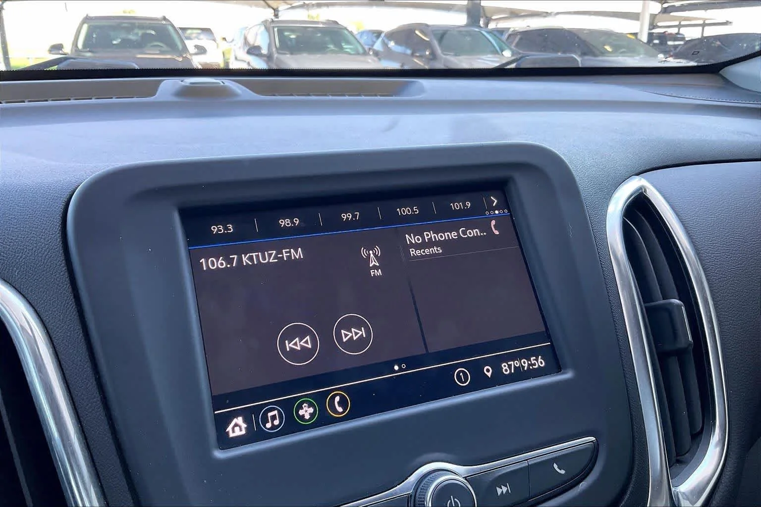 Used 2021 SILVER ICE METALLIC Chevrolet LT image 31