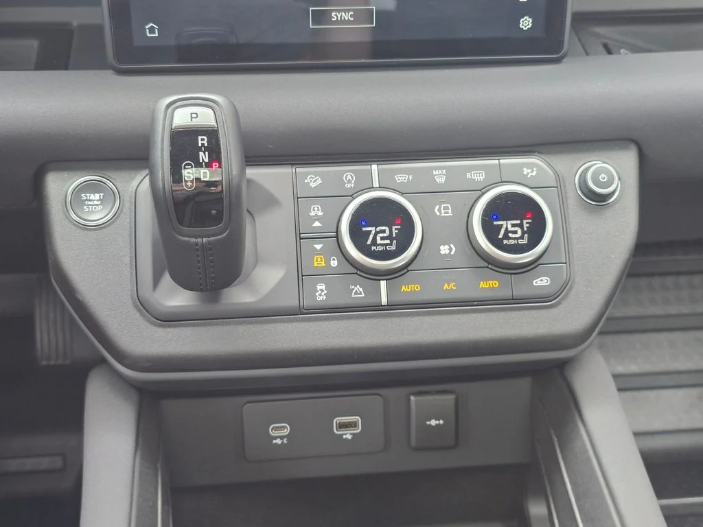 Used 2023 Fuji White Land Rover X-Dynamic SE image 25