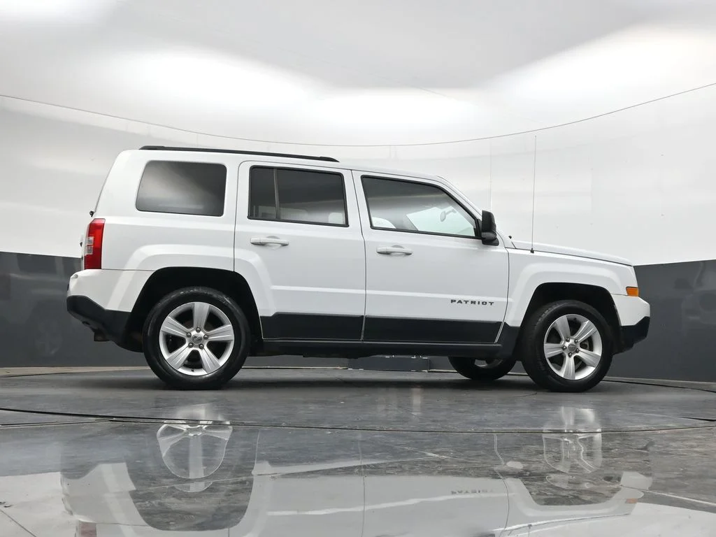 Used 2015 Bright White Clearcoat Jeep Latitude image 37