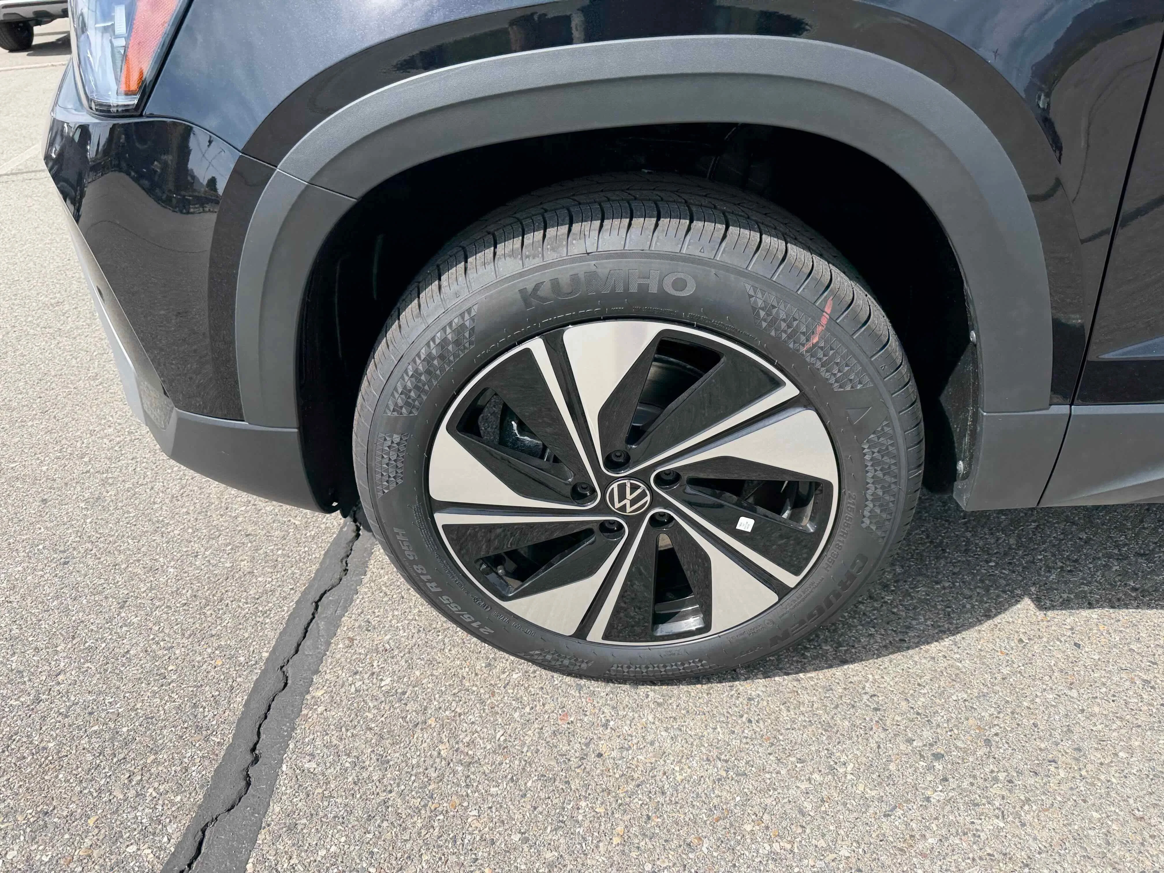 New 2026 Deep Black Volkswagen SE image 13
