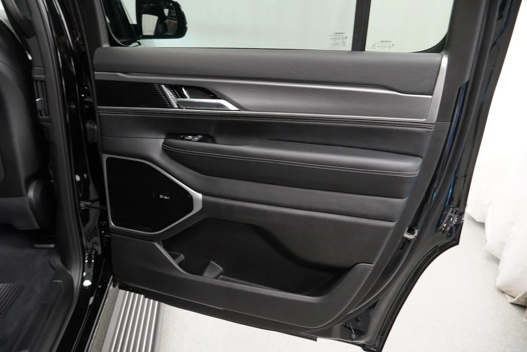 New 2026 High Gloss Black Exterior Paint Jeep Limited Altitude image 33