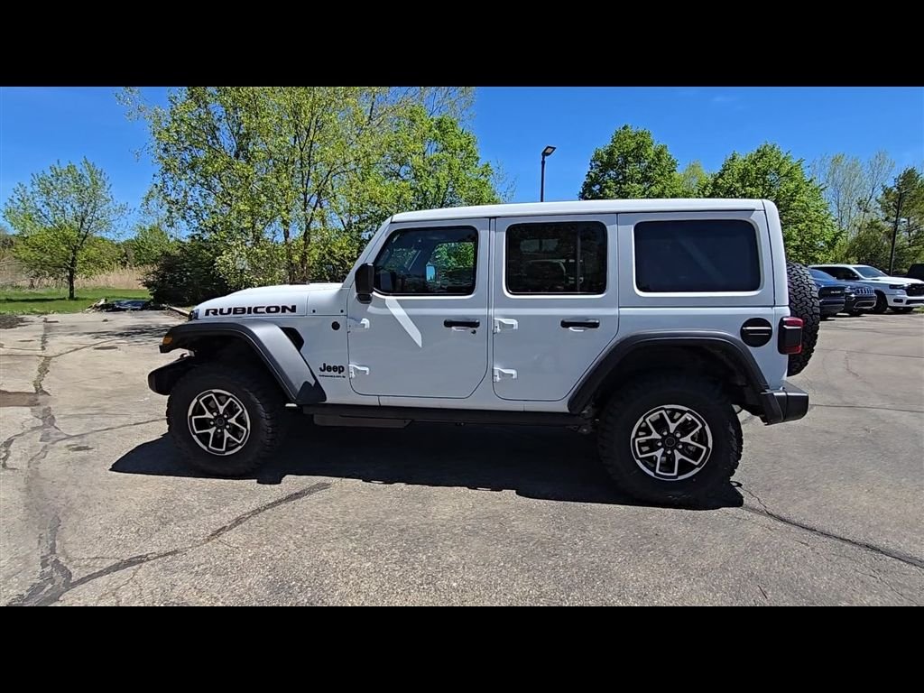 New 2026 Bright White Clear-Coat Exterior Paint Jeep Rubicon image 5