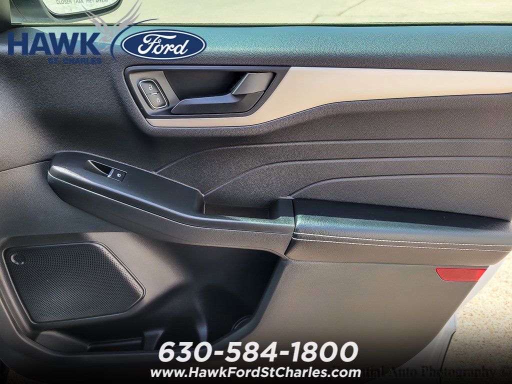 Used 2022 Oxford White Ford SE image 21