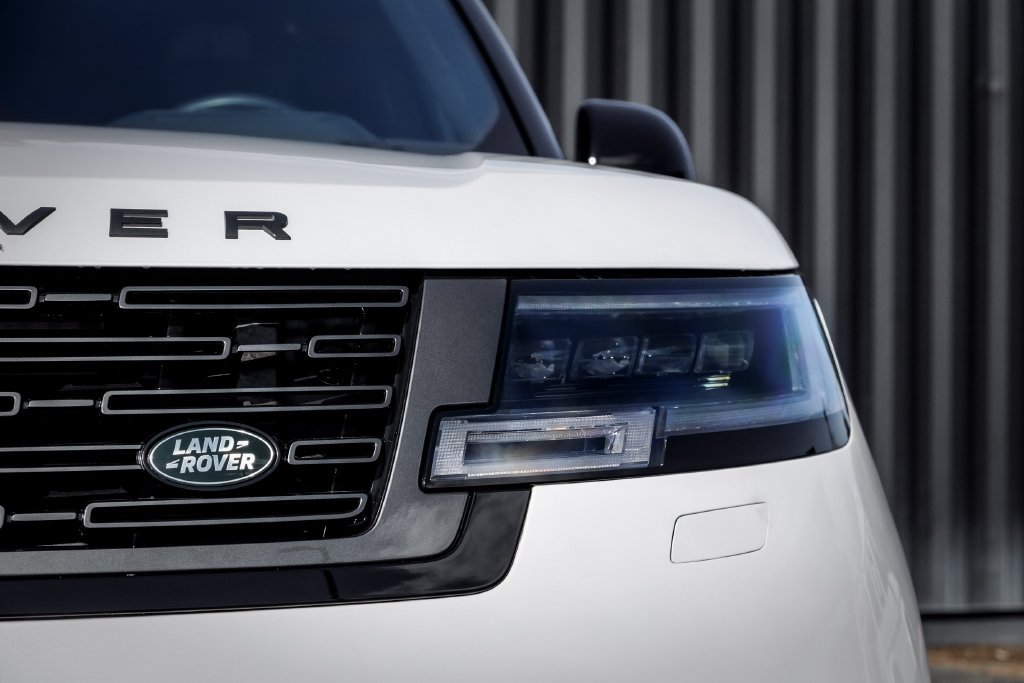 New 2026 Ostuni Pearl White Land Rover SE image 6
