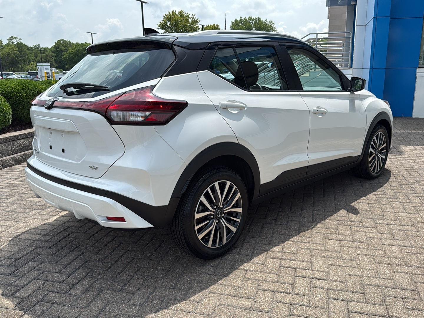 Used 2023 Aspen White Tricoat/Super Black Nissan SV image 5