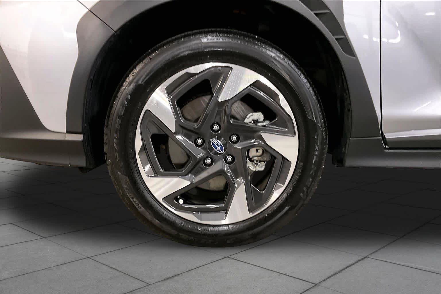 Used 2025 Ice Silver Metallic Subaru Limited image 10