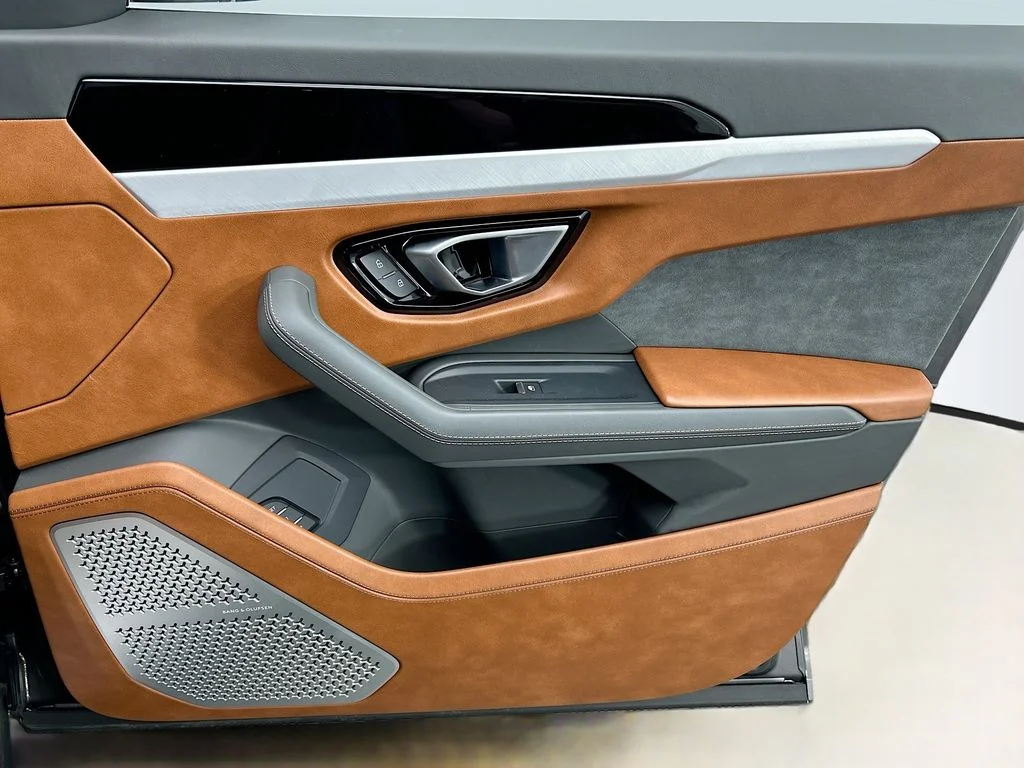 Used 2021  Lamborghini  image 24